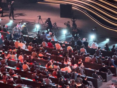 乐动体育官方入口-关于观众席上掌声雷动，赛场上惊心动魄一幕上演的信息