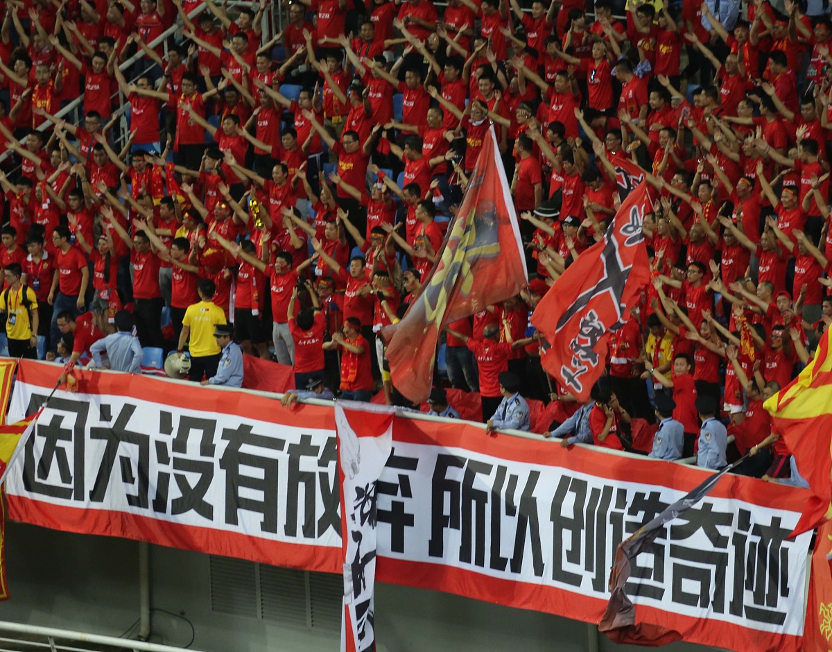 球队在比赛中取得了重要的胜利，士气高涨