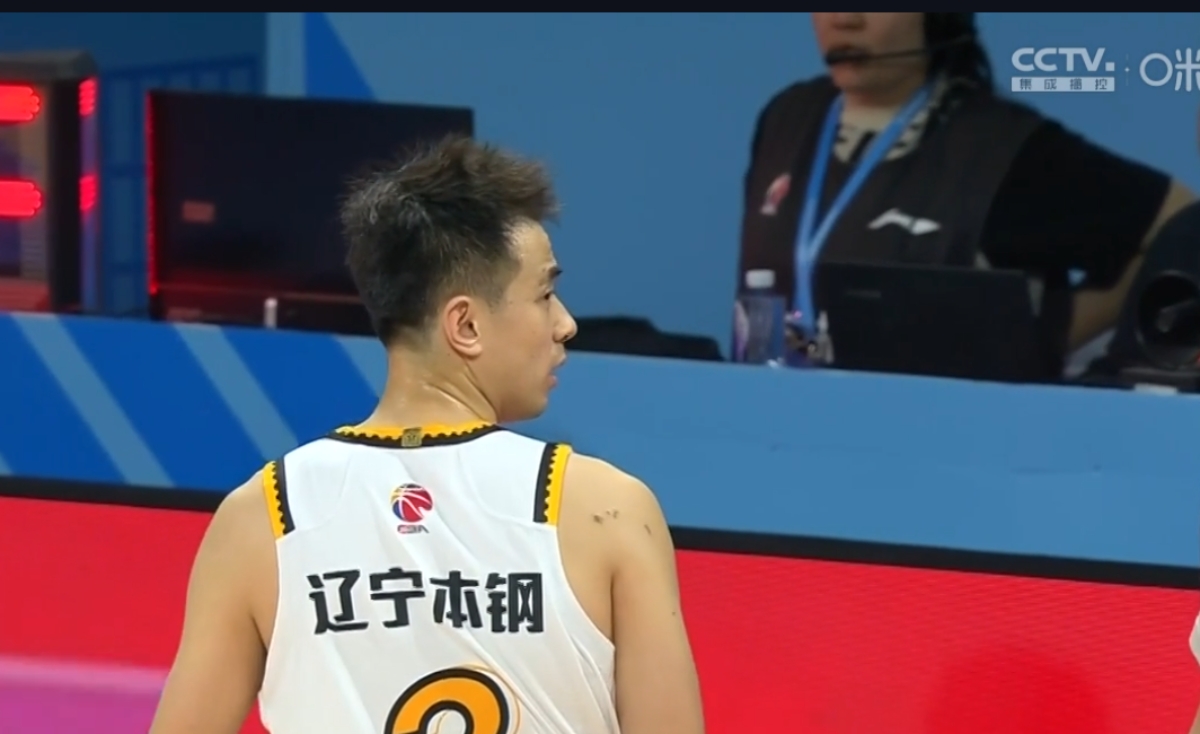 宁波篮球队在比拼中取得胜利，晋级淘汰赛