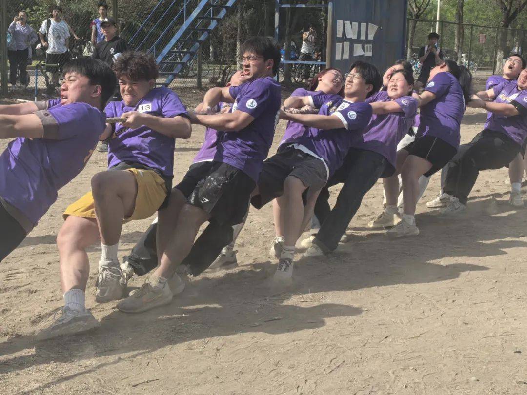 关于观众席上掌声雷动，赛场上惊心动魄一幕上演的信息